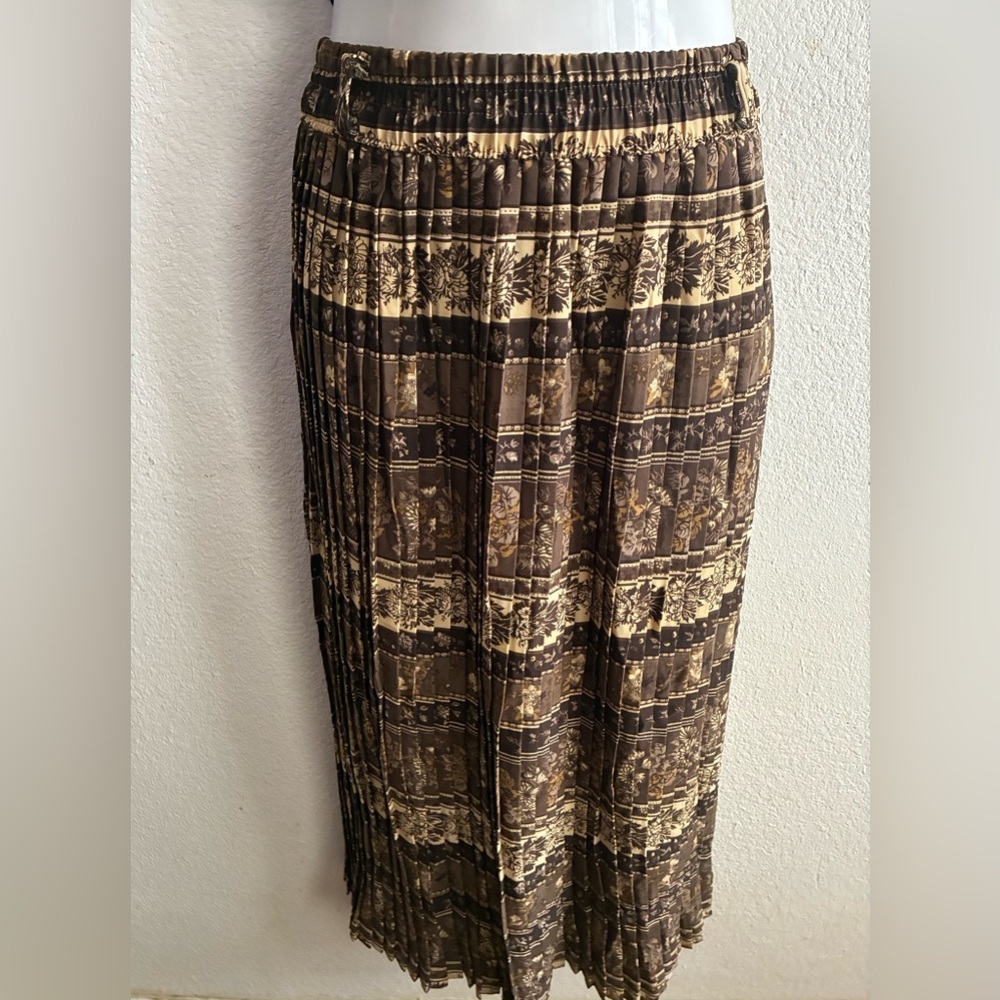 Korean Retro Women's High Waisted Pleated A-line Long Skirt - Picture 4 of 13